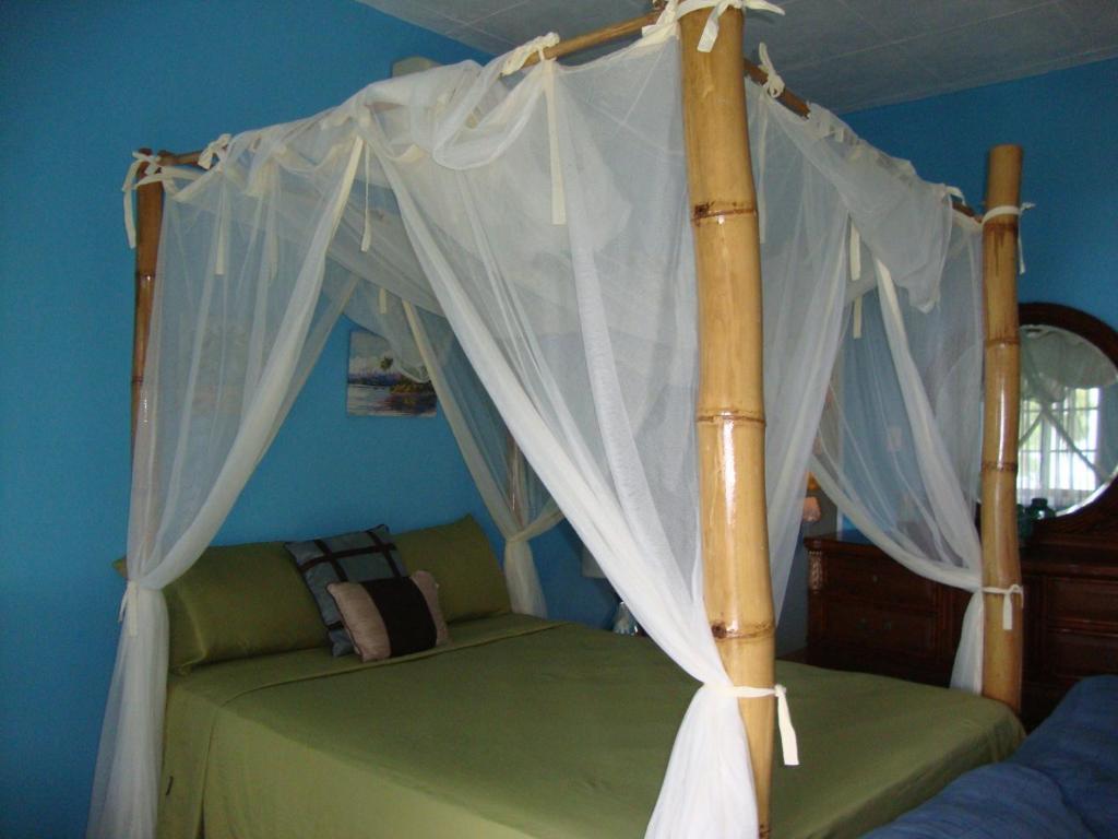 By The Sea Vacation Home And Villa Port Antonio Pokoj fotografie
